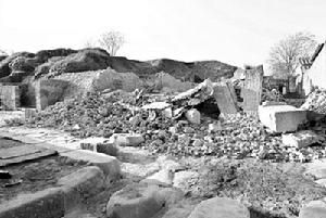 “戰士之家”倒塌後，變成一堆瓦礫、