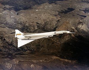 翼端已下折呈高速飛行姿勢的XB-70A一號機 基本資料 機員數 4（YB-70，未實際量產）2 (XB-70A) 生產商 北美（North American） 造價 超過7億美元／架 機身尺寸 長 185呎10吋（亞音速時）192呎2吋（超音速時） 56.6米58.6米 翼展 105呎0吋 32米 高 30呎9吋 9.4米 重量 負載前 - 磅 93,000千克 負載時 534,700磅 243,000千克 最高離陸重 550,000磅 249,476千克 動力 發動機 6 x 通用YJ93-GE-3型渦輪發動機 推力 6 x 30,000磅（加力燃燒室輔助） 6x 136.2千牛頓 飛行表現 最高速度 2,056英里／小時3.1馬赫，於73,000呎 3,300千米／小時 巡弋速度 2,000英里／小時3.0馬赫，於72,000呎 3,220千米／小時 巡航半徑 2,073英里 7,900千米 爬升極限 77,350呎 23,600米 武器系統 機槍 無 炸彈 傳統與核子重力武器 (YB-70)無 (XB-70A) 飛彈 無 火箭 無 其他 無