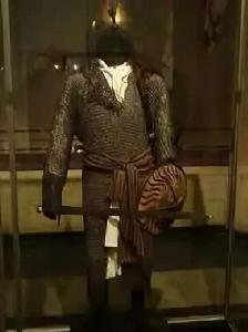 索馬里武士的全套裝備 包括鎖子甲 圓盾和長劍