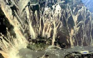 （圖）08年5月31日航拍，汶川縣的山體在滑坡