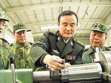 陳禮國（右二）現場演示如何操作新裝備