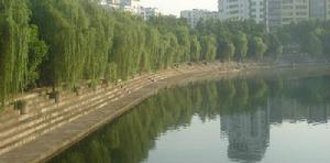 西溪河畔的廣安市委