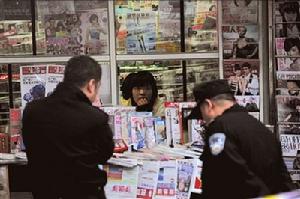 賣報女孩事發後一直待在報刊亭內