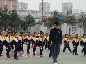 沙磊斌老師和學生在一起