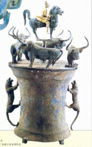 四牛騎士筒形貯貝器 四牛騎士筒形貯貝器