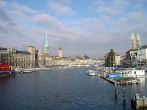 利馬特河上看宜居城市蘇黎世。