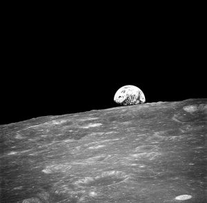 一幅由阿波羅8號太空人威廉·安德斯拍攝的“地出”照片。地平說協會（The Flat Earth Society）認為地球是以北極點為中心的平面，說這是一張假照片。