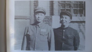 張南生將軍（左）與八路軍129師老戰友賴際發合影