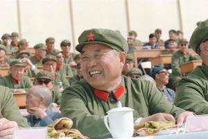 1981年9月，李德生在檢閱部隊主席台上