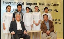 名譽主席邱蔚六左執行主席歐陽喈和員工合影