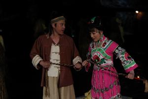 阿龍與阿朵在茅古斯上