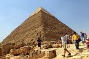 2010年，遊客在吉薩大金字塔前方走過。