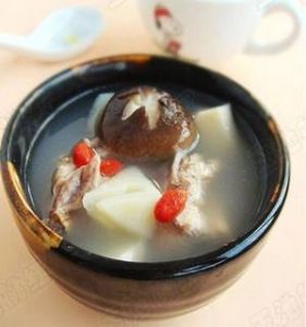 春筍煲雞湯 春筍煲雞湯