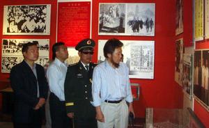 莫雄亮與戰鬥英雄史光柱參觀鄧恩銘故居