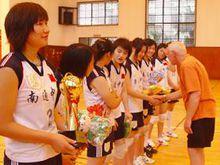 匹茲堡市教育局長正向我校女排隊員頒獎祝賀