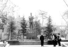 楊惟義先生銅像