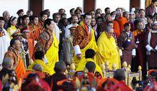 吉格梅·辛格·旺楚克傳位