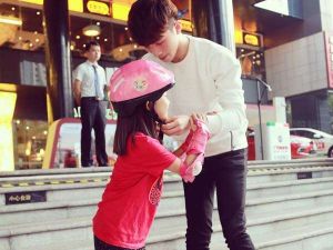 給妹妹戴頭盔的哥哥