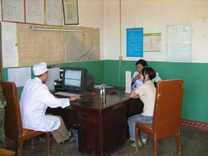 （圖）給病人看病 