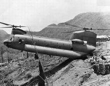 越戰中一架做極限懸停降落的CH-47B，這是“支奴乾”的拿手好戲
