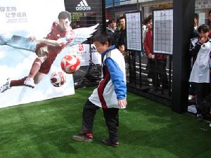 顛球大賽現場：和鄭智一起踢“長城之星”