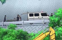 警察將元子的遺體抬入警車