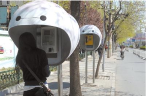 電話亭被塗成“大白”圖案後吸引路人駐足。