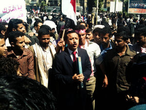 2月3日有關薩那舉行的示威活動的電視報導畫面，記者站在示威者中間