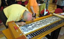 仔細觀摩中國藝術的義大利院校老師