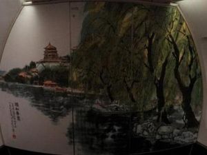 備份機B-2471的機艙隔斷上有一副國畫