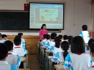 2009年10月，鼎湖逸夫國小莫鳳儀老師在逸夫國小電教室上示範課。