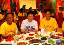 崔永元在京請154位救人農民工吃飯