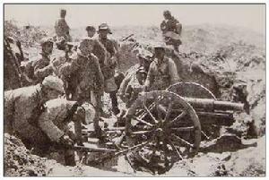 1947年，陝北蟠龍戰役中繳獲的山炮。