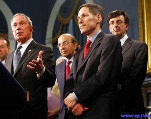 紐約市長麥可-彭博(左)