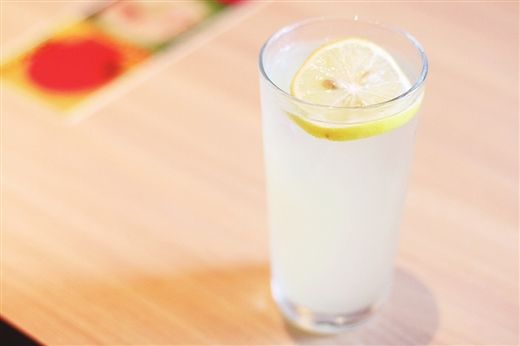 泡檸檬水，到底該用溫水還是冷水？