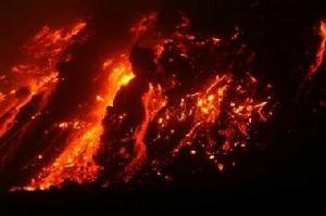 （圖）馬榮火山噴發出的滾燙岩漿