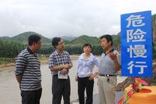 2012年“7&middot;21”之後李春雷（左二）在易縣