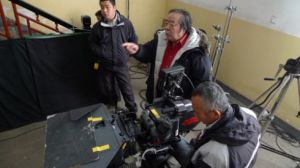 孫鐵導演在攝影師旁說戲