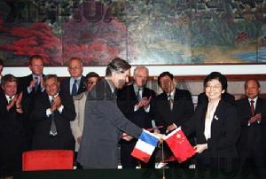 圖為中國國家知識產權局局長姜穎與法國駐華大使毛磊在協定簽字後握手。
