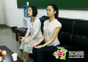 值班心理輔導老師帶動考生一起做“心情放鬆操”