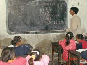 克次米王地自然村的小學生上課情況