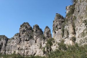 朝歌寨，在河南省北部淇縣城西偏北11公里，系太行山群峰中險峻的一峰，海拔700.3米。《山海經》上曰：朝歌山。殷紂王在山上建　寨屯兵後，就叫朝歌寨了，又因其古老，所以又叫老寨。朝歌寨