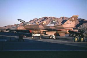 塗裝沙漠迷彩的美國空軍F-16C block32戰機