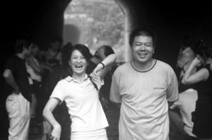 高遠和（左）《扣人心弦》導演邱懷陽在拍攝間隙