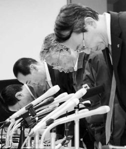 東京電力副社長藤本孝（右二）及主管人員12日在日本東京就核泄漏事件鞠躬道歉