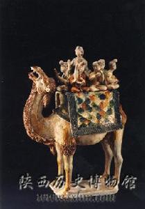 唐三彩駱駝載樂俑 唐三彩駱駝載樂俑