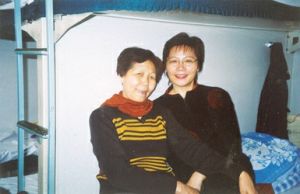 唐寧與貴州支內回滬老職工一起坐火車去貴州