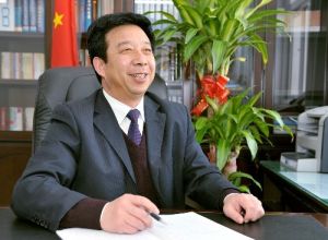 校  長   解  威同志