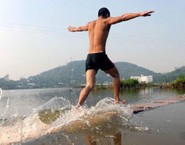 少林武僧水上漂120米 少林武僧水上漂120米