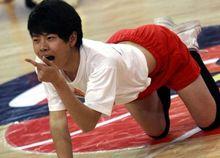 褲襪男夏姐風頭出盡(圖)